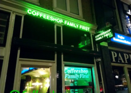 coffeeshop_family_first